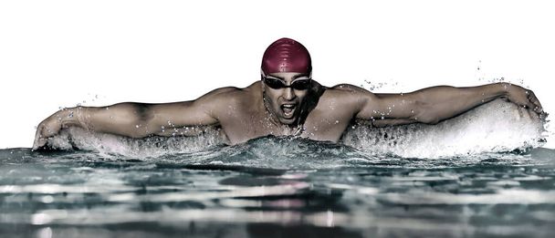 Hombre atlético joven nadando en la piscina sobre fondo blanco. Diseño de banner
 - Foto, Imagen