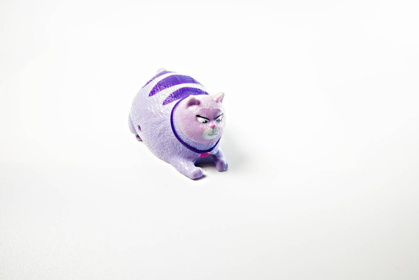 Beyaz arka planda mor oyuncak kedi - Fotoğraf, Görsel