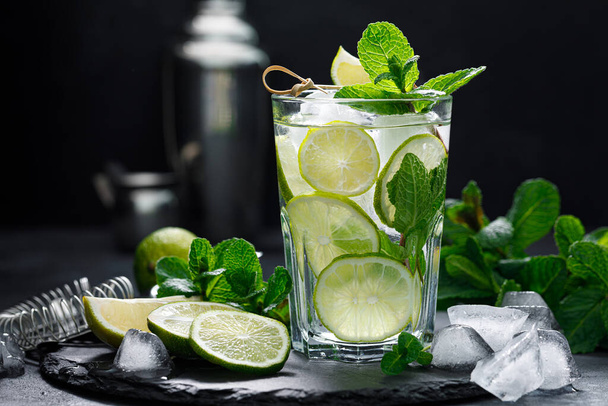 Yaz aylarının ferahlatıcı alkollü kokteyl mojito buzlu, taze nane ve limonlu - Fotoğraf, Görsel