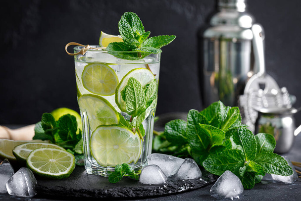Refreshing summer alcoholic cocktail mojito with ice, fresh mint and lime - Zdjęcie, obraz
