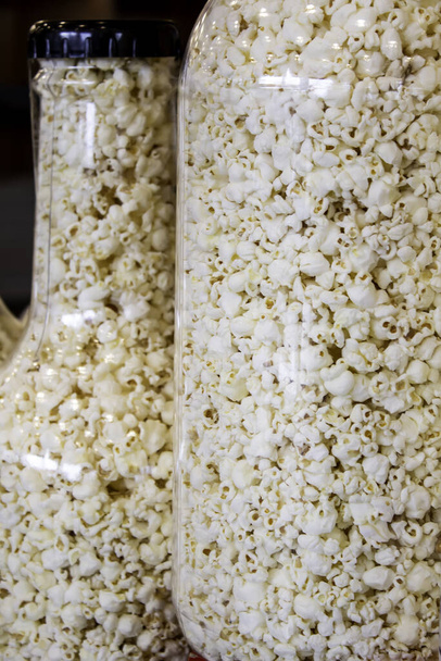 Popcorn σε μια κατσαρόλα, ανθυγιεινά και γρήγορα τρόφιμα, γλυκά - Φωτογραφία, εικόνα
