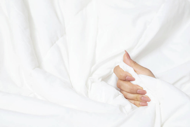 Hände von Pärchen Liebhaber Sex auf einem Bett  - Foto, Bild