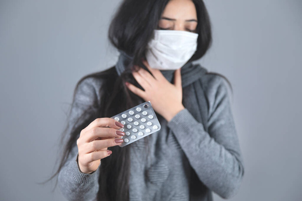 young ill woman face mask hand drug - Foto, Imagem