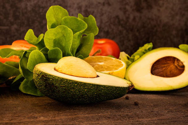 Avocado mit frischem Salat, Gemüse und Obst - Foto, Bild