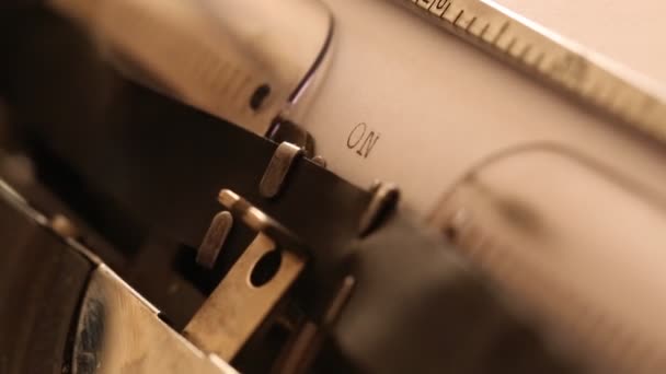 Schrijven Once upon a time op de retro oude typemachine, van dichtbij bekijken - Video