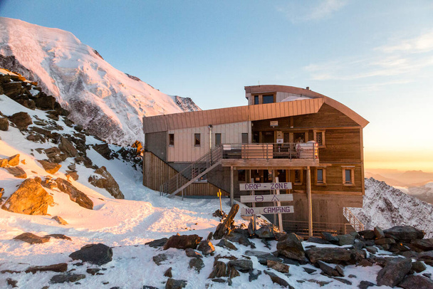 Blick auf die Berghütte Tete Rousse in den französischen Alpen, Mont-Blanc-Massiv, Chamonix Mont-Blanc, Frankreich. - Foto, Bild
