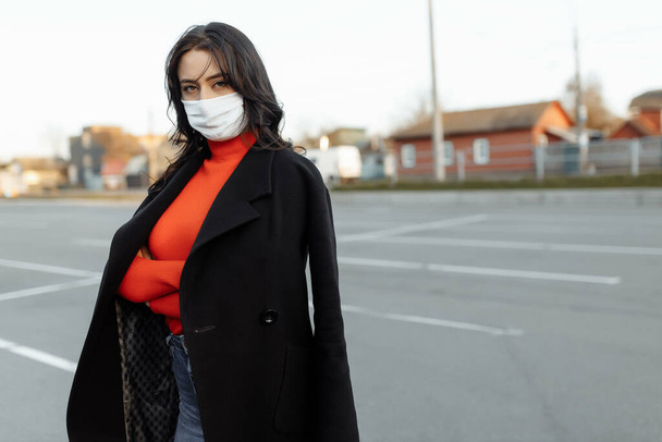 Retrato de una hermosa mujer caminando por la calle con máscara protectora
 - Foto, imagen