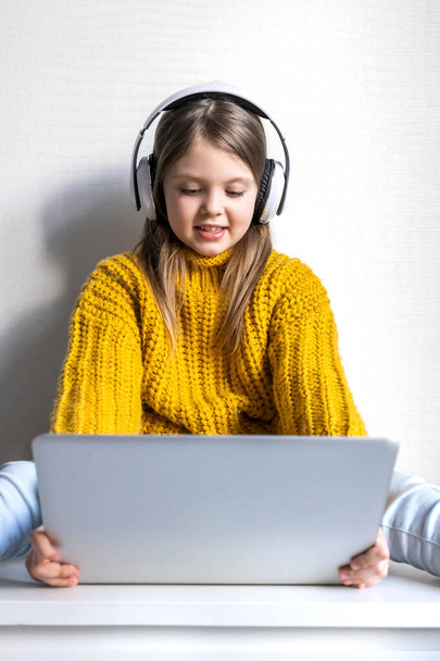 Transition to home schooling for children and teenagers. Kids distance learning. Online education for kids. Homeschooling and distance learning for children. Online school. Stay at home. - Valokuva, kuva