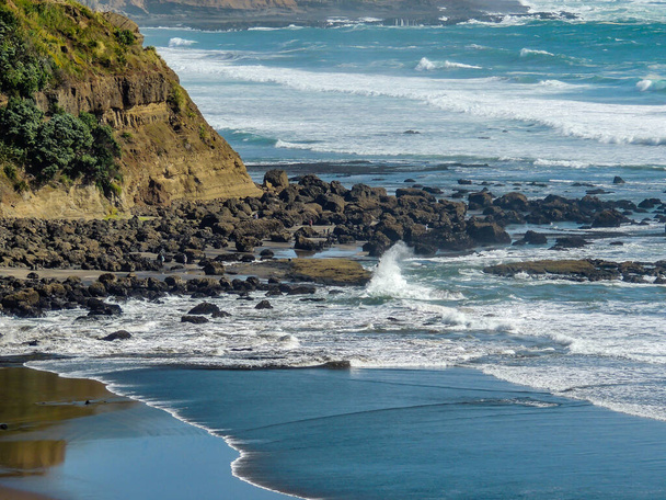 Onde precipitano a terra sulla spiaggia di Muriwai, Auckland, Nuova Zelanda - Foto, immagini