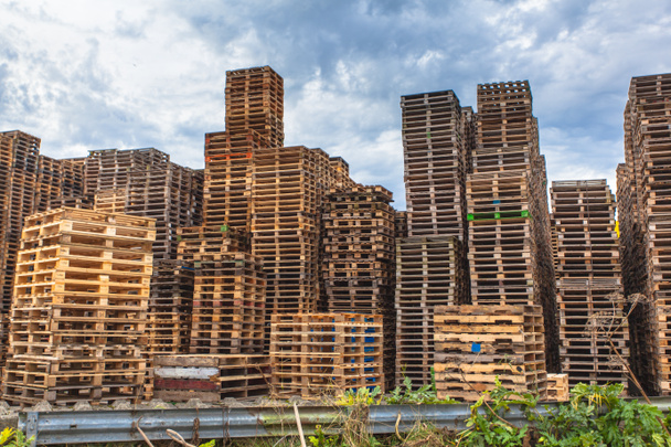 Pilas de paletas de transporte de madera
 - Foto, imagen