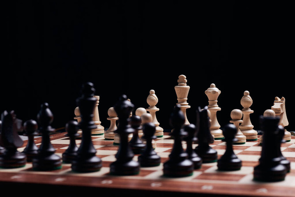 Szachy z dużą drewnianą szachownicą - Zdjęcie, obraz
