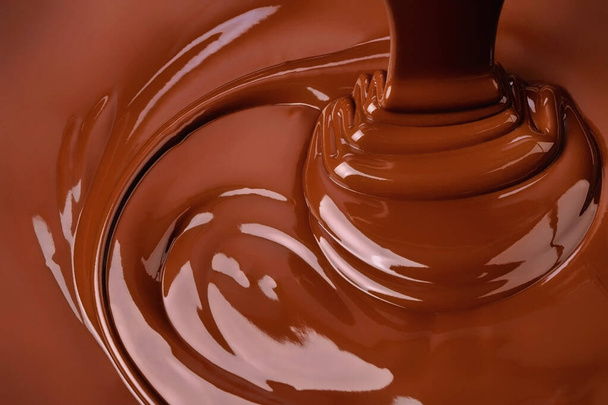 éclaboussure de chocolat fondu. dessert au cacao sucré, fond chocolat noir
 - Photo, image