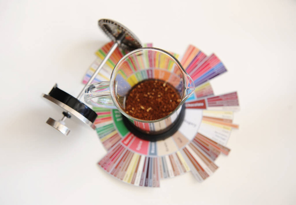 Franse pers met gemalen koffie. Op koffie Tasters Flavor Wheel. Bovenaanzicht. Witte achtergrond - Foto, afbeelding