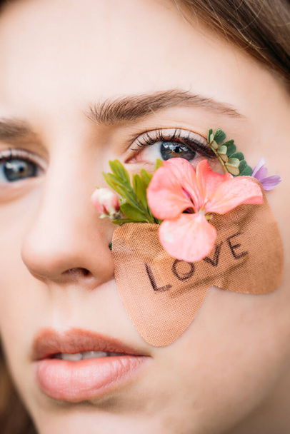 Patch under the eye with live flowers - Foto, Bild