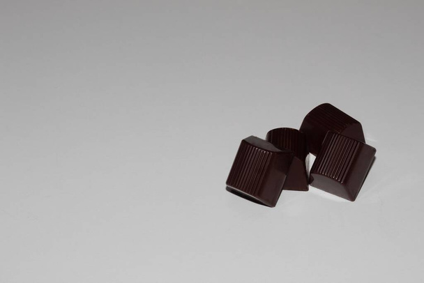 τέσσερα σοκολατένια κουφέτα σε λευκό φόντο - Φωτογραφία, εικόνα