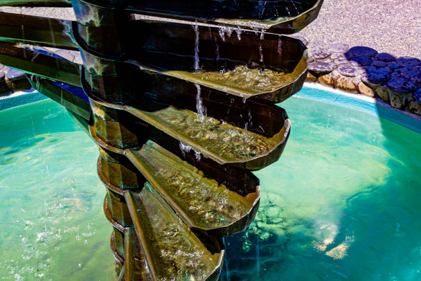 Agua que fluye sobre rocas. Jardín Botánico de Auckland, Auckland, Nueva Zelanda
 - Foto, imagen