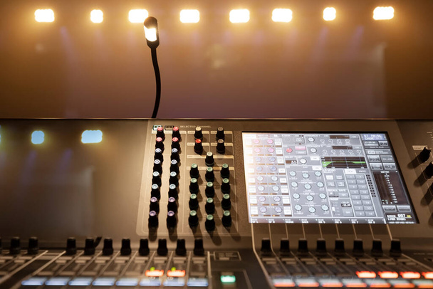 Pannello di controllo audio professionale. Attrezzature per concerti ed eventi
 - Foto, immagini