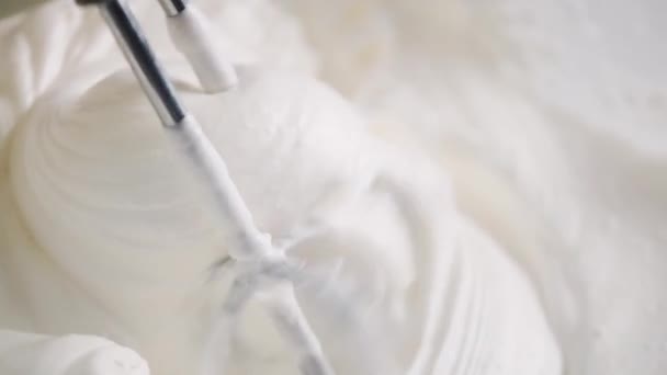 Using mixer for preparing cream - Imágenes, Vídeo