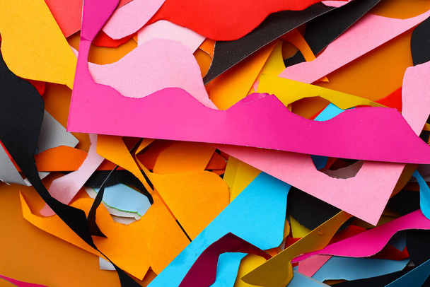 Κομμάτια από κομμένο χρωματιστό χαρτί, δημιουργικό αφηρημένο υπόβαθρο - Φωτογραφία, εικόνα