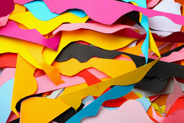 Stücke geschnittenes farbiges Papier, kreativer abstrakter Hintergrund - Foto, Bild