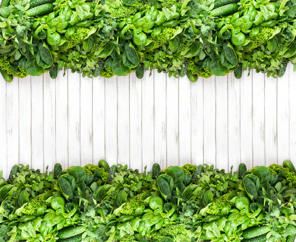 Hierbas verdes fragantes frescas sobre un fondo de madera blanca. albahaca, cilantro, menta, espinacas, ensalada, rúcula. espacio de copia, plano
 - Foto, imagen
