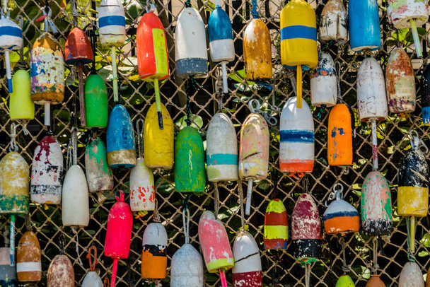 Kleurrijke boeien hangen aan een net, Tampa, Florida, Verenigde Staten - Foto, afbeelding