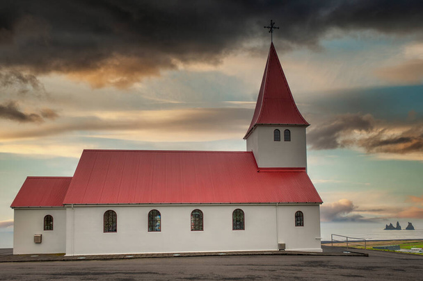 Vik templom, Kisváros Izland déli részén. - Fotó, kép
