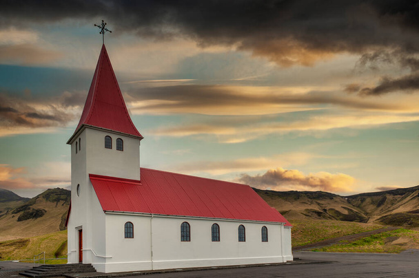 Kirche von Vik, kleine Stadt im Süden Islands. - Foto, Bild