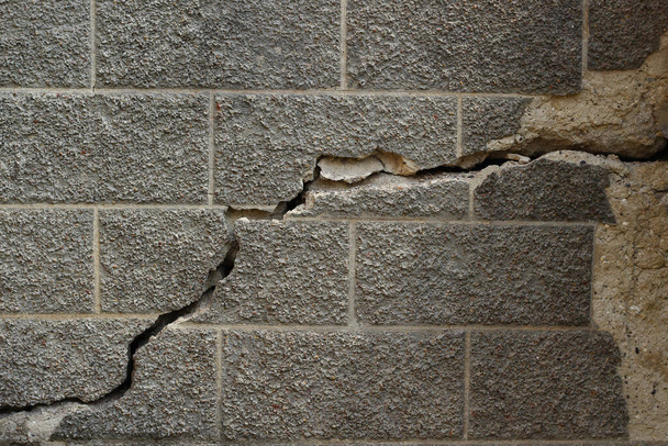 Large crack in the wall of the house, background - Photo, Image