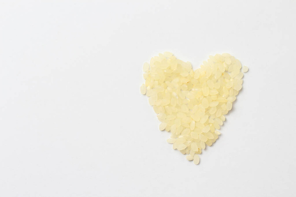 Weißer Reis in Herzform, abstrakter schöner Hintergrund - Foto, Bild