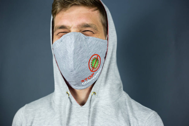 Людина в масці "Stop Coronavirus" з емоціями на обличчі, COVID-19 - Фото, зображення