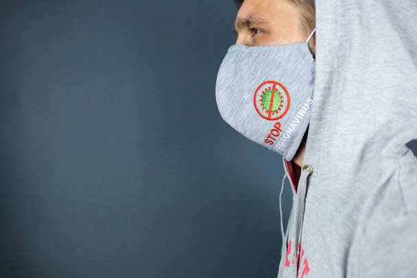 Yüzünde duygu olan maskeli adam "Coronavirus 'u durdurun", COVID-19 - Fotoğraf, Görsel