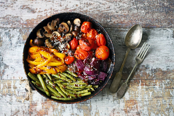 Selektiver Fokus. Gebackenes Gemüse in einer Pfanne. Gesunde, helle Nahrung. Kochen zuhause. Vegane Ernährung. - Foto, Bild