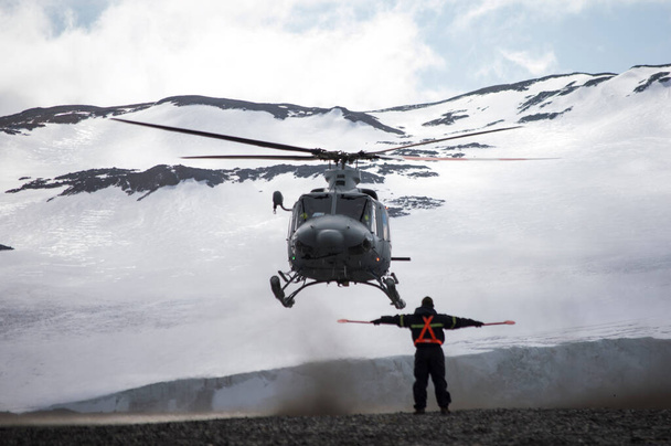 Aterragem de helicóptero na base antártica
 - Foto, Imagem