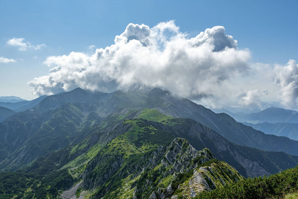 Пік родіки влітку в сонячний і хмарний день, вид з вершини Сіджа, Юліан Альп, Словенія - Фото, зображення