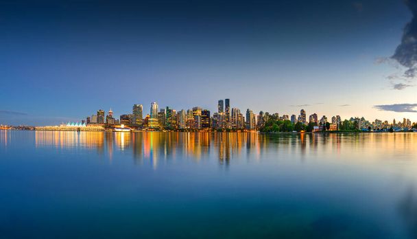 Панорамный вид на город Ванкувер на закате - Канада
 - Фото, изображение