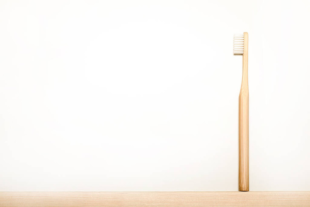 bambu hammasharjat valkoisella taustalla.Paikka tekstiä. Ekokanavaan. ympäristöystävällinen
. - Valokuva, kuva