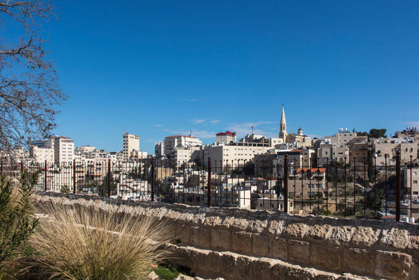 Blick auf Bethlehem in der Palästinensischen Autonomiebehörde vom Davidhügel, vom Kloster der Unbeschuhten Karmelitinnen. - Foto, Bild
