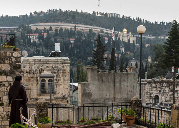 Kilátás a katolikus rend és templom Keresztelő Szent János felé ortodox női rend (Gornensky kolostor nők) Ein Kerem Jeruzsálem közelében Izraelben - Fotó, kép