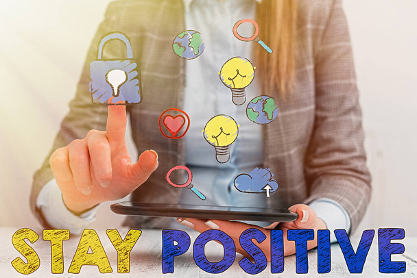 Konceptualny rękopis pokazujący Stay Positive. Prezentacja zdjęć biznesowych Angażowanie się w podnoszenie myśli Bądź optymistyczny i rzeczywisty. - Zdjęcie, obraz
