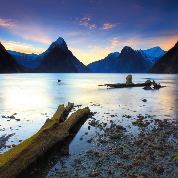 mooie zonsondergang op milford sound, Nieuw-Zeeland - Foto, afbeelding