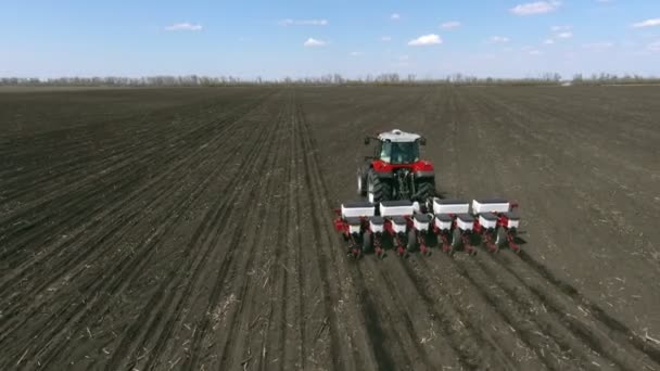Výsev a obdělávání zemědělských traktorů - Záběry, video