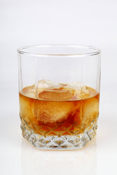 Bicchiere di whisky con ghiaccio, sfondo bianco, primo piano
 - Foto, immagini