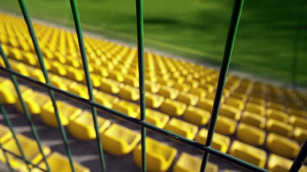 Le stade est clôturé avec une clôture en fer. Sièges vides dans le stade sans spectateurs et fans. Annulation des matchs en raison de la pandémie de coronavirus, quarantaine. L'accès est fermé
. - Séquence, vidéo