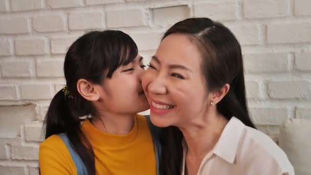 Šťastná asijská rodina Máma a dospívající dcera se objímají v místnosti s přírodním sluncem doma. Zobrazit rodinnou koncepci Love - Záběry, video