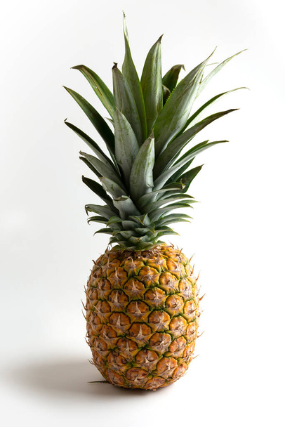 Čerstvý ananas izolované na bílém pozadí, kvalitní ananas - Fotografie, Obrázek