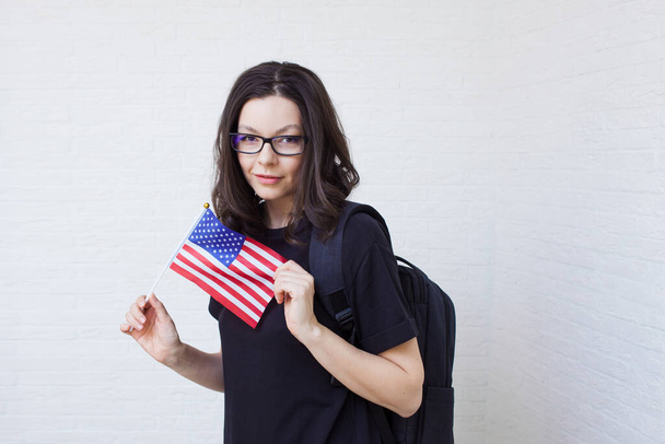 young woman with the flag of the United States of America. - Foto, afbeelding