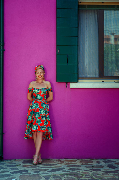 elegáns, divatos lány üveges marad az utcán, egy romantikus Burano, Olaszország - Fotó, kép