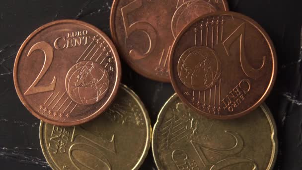 Euro mince na starý černý zmačkaný papír zblízka. Hra světla. Makro. Pohled shora. Koncept finanční krize a bankrotu během pandemie koronaviru - Záběry, video