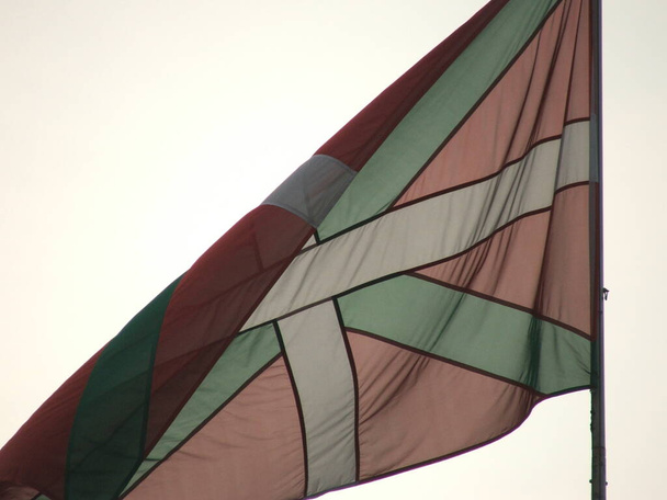 Прапор басків, що махає повітрям. - Фото, зображення